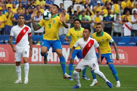 Brazilian Gabriel Jesus (L) vies for the ball with Peruvian Christian Cueva during the Copa America 2019 Group A soccer match between Peru and Brazil, at Arena Corinthians Stadium in Sao Paulo, Brazil, 22 June 2019. Peru vs. Brazil !ACHTUNG: NUR REDAKTIONELLE NUTZUNG!  Copyright: xPauloxWhitakerx SCA1347 20190622-636968351668827845
