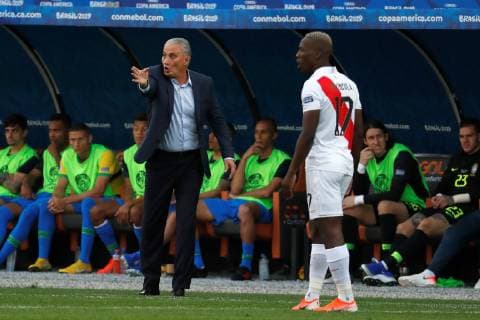 Brazils head coach Tite (L) and Peruvian Luis Advincula during the Copa America 2019 Group A soccer match between Peru and Brazil, at Arena Corinthians Stadium in Sao Paulo, Brazil, 22 June 2019. Peru vs. Brazil !ACHTUNG: NUR REDAKTIONELLE NUTZUNG!  Copyright: xPauloxWhitakerx SCA1351 20190622-636968353068938637