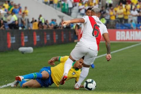 Peruvian Miguel Trauco (C) vies for the ball with Brazilian Gabriel Jesus during the Copa America 2019 Group A soccer match between Peru and Brazil, at Arena Corinthians Stadium in Sao Paulo, Brazil, 22 June 2019. Peru vs. Brazil !ACHTUNG: NUR REDAKTIONELLE NUTZUNG!  Copyright: xPauloxWhitakerx SCA1352 20190622-636968353782092843