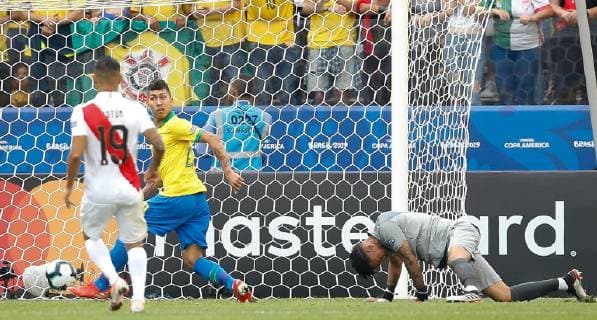 Peru vs. Brazil SÃO PAULO, SP - 22.06.2019: PERU VS. BRAZIL - Roberto Firmino of Brazil kicks to score goal during match between Peru and Brazil, valid for the last round group phase of Copa América 2019, held this Saturday (22) at the Corinthians Arena in São Paulo, SP. (Photo: Marcelo Machado de Melo Fotoarena) x1751237x  MarceloxMachadoxdexMelo