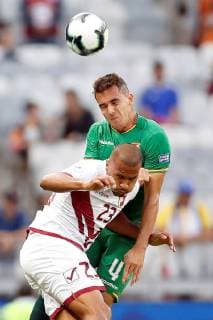 Bolivia s Diego Bejarano vies for the ball with Venezuela s Salomon Rondon (L) during the Copa America 2019 Group A soccer match between Bolivia and Venezuela, at the Mineirao Stadium, in Bello Horizonte, Brazil, 22 June 2019. Bolivia vs. Venezuela !ACHTUNG: NUR REDAKTIONELLE NUTZUNG!  Copyright: xJuanxIgnacioxRoncoronix SCA1437 20190622-636968358751917307