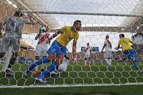 Brazil s Casemiro (C) scores a goal during the Copa America 2019 Group A soccer match between Peru and Brazil, at Arena Corinthians Stadium in Sao Paulo, Brazil, 22 June 2019. Peru vs. Brazil !ACHTUNG: NUR REDAKTIONELLE NUTZUNG!  Copyright: xPauloxWhitakerx SCA1397 20190622-636968383745654898