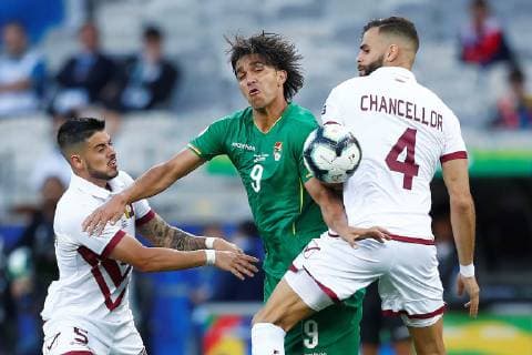 Bolivia s Moreno (C) vies for the ball with Venezuela s Martins Moreno (R) and Chancellor during the Copa America 2019 Group A soccer match between Bolivia and Venezuela, at the Mineirao Stadium, in Bello Horizonte, Brazil, 22 June 2019. Bolivia vs. Venezuela !ACHTUNG: NUR REDAKTIONELLE NUTZUNG!  Copyright: xYurixEdmundox SCA1475 20190622-636968387098682335