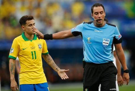 Peru vs. Brazil SÃO PAULO, SP - 22.06.2019: PERU VS. BRAZIL - Philippe Coutinho of Brazil and referee Fernando Andres Rapallini during a match between Peru and Brazil, valid for the last round group stage of the Copa América 2019, held this Saturday (22) at the Corinthians Arena in São Paulo, SP. (Photo: Marcelo Machado de Melo Fotoarena) x1751302x  MarceloxMachadoxdexMelo