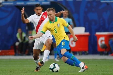 Peru s Edison Flores (L) vies for the ball with Brazil s Arthur during the Copa America 2019 Group A soccer match between Peru and Brazil, at Arena Corinthians Stadium in Sao Paulo, Brazil, 22 June 2019. Peru vs. Brazil !ACHTUNG: NUR REDAKTIONELLE NUTZUNG!  Copyright: xPauloxWhitakerx SCA13112 20190622-636968391043185559
