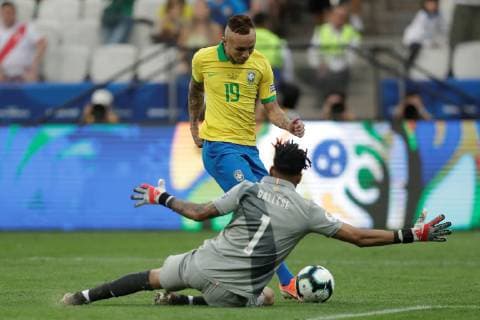 Peru s goalkeeper Gallese (down) vies for the ball with Brazil s Everton during the Copa America 2019 Group A soccer match between Peru and Brazil, at Arena Corinthians Stadium in Sao Paulo, Brazil, 22 June 2019. Peru vs. Brazil !ACHTUNG: NUR REDAKTIONELLE NUTZUNG!  Copyright: xPauloxWhitakerx SCA13113 20190622-636968391104278525