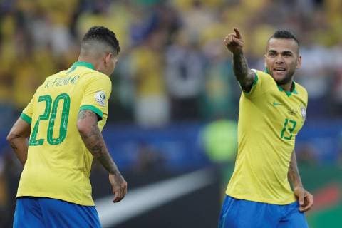 Brazil s Dani Alves (R) and Roberto Firmino jubilate a goal during the Copa America 2019 Group A soccer match between Peru and Brazil, at Arena Corinthians Stadium in Sao Paulo, Brazil, 22 June 2019. Peru vs. Brazil !ACHTUNG: NUR REDAKTIONELLE NUTZUNG!  Copyright: xFernandoxBizerrax SCA13122 20190622-636968393697617410