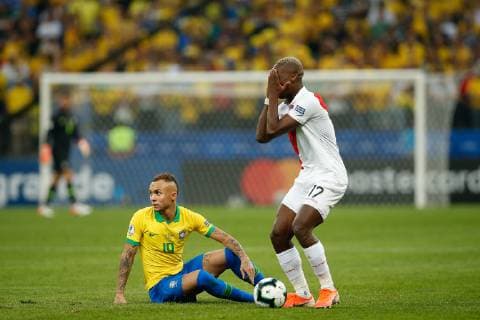 Peru vs. Brazil SÃO PAULO, SP - 22.06.2019: PERU VS. BRAZIL - Éverton do Brasil and Luis Jan Piers Advincula Castrillon from Peru during the match between Peru and Brazil, valid for the last round group stage of the Copa América 2019, held this Saturday (22) at the Corinthians Arena in São Paulo, SP. (Photo: Marcelo Machado de Melo Fotoarena) x1751310x  MarceloxMachadoxdexMelo