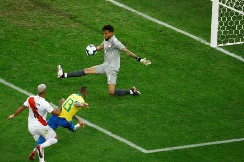 Brazil s Dani Alves (C) scores a goal during the Copa America 2019 Group A soccer match between Peru and Brazil, at Arena Corinthians Stadium in Sao Paulo, Brazil, 22 June 2019. Peru vs. Brazil !ACHTUNG: NUR REDAKTIONELLE NUTZUNG!  Copyright: xMarceloxChellox SCA13123 20190622-636968398396685900