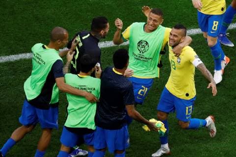 Brazil s Dani Alves (R) jubilates a goal with his teammates during the Copa America 2019 Group A soccer match between Peru and Brazil, at Arena Corinthians Stadium in Sao Paulo, Brazil, 22 June 2019. Peru vs. Brazil !ACHTUNG: NUR REDAKTIONELLE NUTZUNG!  Copyright: xMarceloxChellox SCA13124 20190622-636968399012982349
