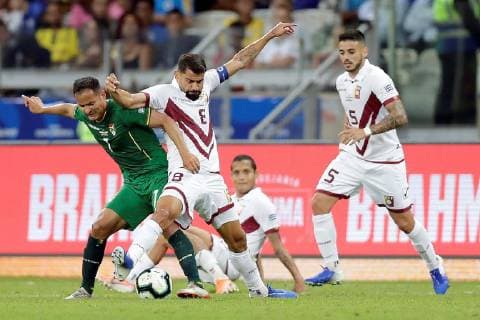 Venezuela s Rincon (R) vies for the ball with Bolivia s Leonel Justiniano during the Copa America 2019 Group A soccer match between Bolivia and Venezuela, at the Mineirao Stadium, in Bello Horizonte, Brazil, 22 June 2019. Bolivia vs. Venezuela !ACHTUNG: NUR REDAKTIONELLE NUTZUNG!  Copyright: xJuanxIgnacioxRoncoronix SCA1498 20190622-636968413715811294