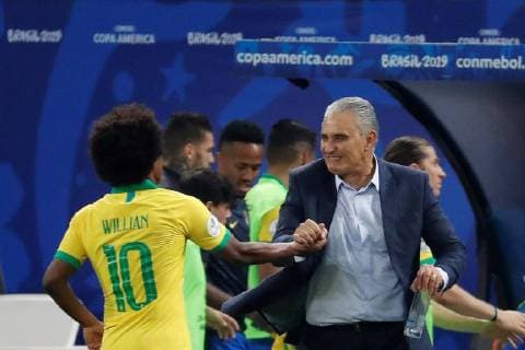 Brazil s head coach Tite (R) celebrates with Willian during the Copa America 2019 Group A soccer match between Peru and Brazil, at Arena Corinthians Stadium in Sao Paulo, Brazil, 22 June 2019. Peru vs. Brazil !ACHTUNG: NUR REDAKTIONELLE NUTZUNG!  Copyright: xPauloxWhitakerx SCA13147 20190622-636968416976860234