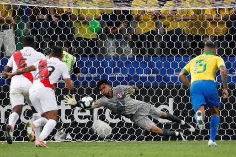 Peru s goalkeeper Gallese (C) in action during the Copa America 2019 Group A soccer match between Peru and Brazil, at Arena Corinthians Stadium in Sao Paulo, Brazil, 22 June 2019. Peru vs. Brazil !ACHTUNG: NUR REDAKTIONELLE NUTZUNG!  Copyright: xPauloxWhitakerx SCA13148 20190622-636968417590742758