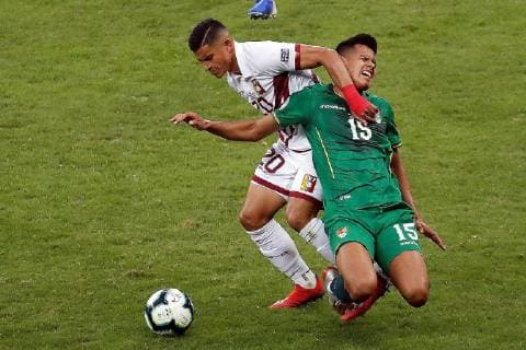 Bolivia s Paul Arano vies for the ball with Venezuela s Ronald Hernandez during the Copa America 2019 Group A soccer match between Bolivia and Venezuela, at the Mineirao Stadium, in Bello Horizonte, Brazil, 22 June 2019. Bolivia vs. Venezuela !ACHTUNG: NUR REDAKTIONELLE NUTZUNG!  Copyright: xPauloxFonsecax SCA14111 20190622-636968425939001951