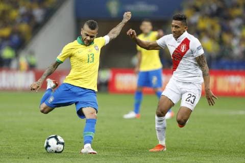 Peru vs. Brazil SÃO PAULO, SP - 22.06.2019: PERU VS. BRAZIL - Dani Alves during a match between Peru and Brazil, valid for the group stage of the Copa America 2019, held this Saturday (22) at the Corinthians Arena in São Paulo, SP. (Photo: Ricardo Moreira Fotoarena) x1751359x  RicardoxMoreira