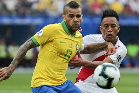 June 22nd 2019, Arena Corinthians Stadium, Sao Paulo, Brazil; Copa America international football tournament, Brazil versus Peru; Daniel Alves of Brazil and Christian Cueva of Peru tussle for the ball  ActionPlus12146928 L& xe9;oxPinheiro