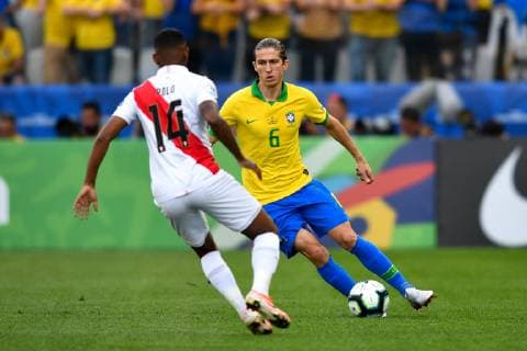 (190623) -- SAO PAULO, June 23, 2019 (Xinhua) -- Brazil s Filipe Luis(R) competes with Andy Polo Andrade of Peru during the Group A match between Brazil and Peru at the Copa America 2019, held in Sao Paulo, Brazil, June 22, 2019. Brazil won 5-0. (Xinhua Xin Yuewei) (SP)BRAZIL-SAO PAULO-SOCCER-COPA AMERICA 2019-BRAZIL VS PERU 