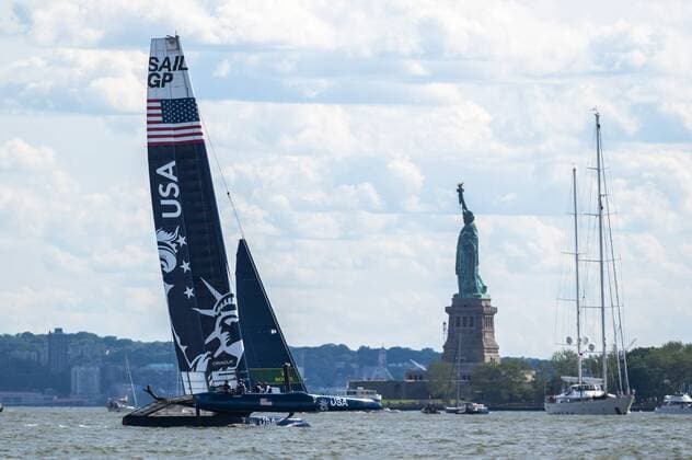 Sport Themen der Woche KW25 Sport Bilder des Tages Team USA sails past the Statue of Liberty on day two of the New York SailGP on June 22, 2019 in New York City. New York SailGP will take place on Friday, June 21, and Saturday, June 22, as six national teams compromised of the world s best sailors battle it out on the Hudson River. The Japan SailGP Team ultimately prevailed in the final match race on New York City?s Hudson River to take their first ever SailGP event championship win.  NYP20190622503 COREYxSIPKIN