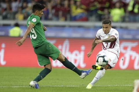 Sport Bilder des Tages (190623) -- BELO HORIZONTE, June 23, 2019 -- Darwin Machis of Venezuela (R) kicks and scores a goal during the Copa America 2019 soccer match between Venezuela and Bolivia at Mineirao Stadium in Belo Horizonte, Brazil, June 22, 2019. ) (lt) (SP)BRAZIL-BELO HORIZONTE-COPA AMERICA 2019-VENEZUELA VS BOLIVIA LucioxTavora 