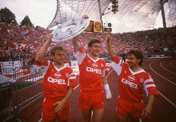 FC Bayern Muenchen apparently brings Hans Dieter Hansi Flick as co coach of Niko KOVAC Archivfoto Fussball Bundesliga, FC Bayern Muenchen Deutscher Meister 1990, Meisterfeier, the team cheers with the championship cup, Olaf THON, Alan MAcINALLY and Hansi FLICK cheer with the championship cup, Ehrenrunde, 30 04 1990