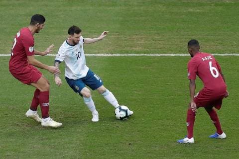 Qatar s Adelaziz Mohamed (R) vies for the ball with Argentina s Lionel Messi during the Copa America 2019 Group B soccer match between Qatar and Argentina, at Arena do Gremio Stadium in Porto Alegre , Brazil, 23 June 2019. Qatar vs. Argentina !ACHTUNG: NUR REDAKTIONELLE NUTZUNG!  Copyright: xJuanxIgnacioxRoncoronix SCA1527 20190623-636969213394092270