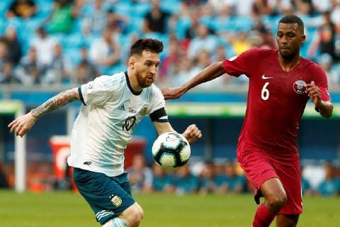 Argentina s Lionel Messi (R) vies for the ball with Qatar s Abdelaziz Mohamed during the Copa America 2019 Group B soccer match between Qatar and Argentina, at Arena do Gremio Stadium in Porto Alegre , Brazil, 23 June 2019. Qatar vs. Argentina !ACHTUNG: NUR REDAKTIONELLE NUTZUNG!  Copyright: xJosexMendezx SCA1564 20190623-636969237606058769
