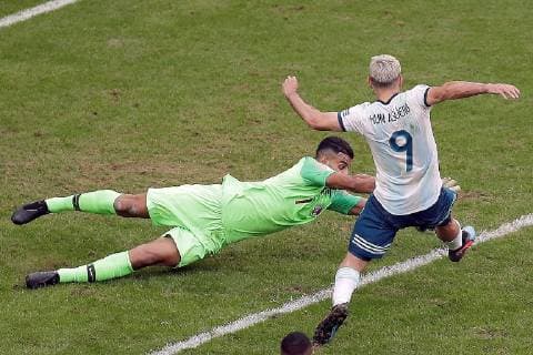 Argentina s Kun Aguero (R) misses a goal opportunity against Qatar s goalkeeper Saad Alsheeb during the Copa America 2019 Group B soccer match between Qatar and Argentina, at Arena do Gremio Stadium in Porto Alegre , Brazil, 23 June 2019. Qatar vs. Argentina !ACHTUNG: NUR REDAKTIONELLE NUTZUNG!  Copyright: xJuanxIgnacioxRoncoronix SCA1570 20190623-636969239644424228