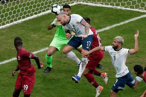 Argentina s Nicolas Otamendi (C) during the Copa America 2019 Group B soccer match between Qatar and Argentina, at Arena do Gremio Stadium in Porto Alegre , Brazil, 23 June 2019. Qatar vs. Argentina !ACHTUNG: NUR REDAKTIONELLE NUTZUNG!  Copyright: xJuanxIgnacioxRoncoronix SCA1571 20190623-636969240261643404
