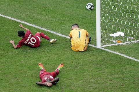 Qatar s Hasan Alhaydos (L) and Almoez Abdulla (C) in action against Argentina s goalkeeper Franco Armani during the Copa America 2019 Group B soccer match between Qatar and Argentina, at Arena do Gremio Stadium in Porto Alegre , Brazil, 23 June 2019. Qatar vs. Argentina !ACHTUNG: NUR REDAKTIONELLE NUTZUNG!  Copyright: xJuanxIgnacioxRoncoronix SCA1573 20190623-636969248768566387