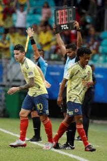Colombia s James (L) substitutes Juan Guillermo Cuadrado (R) during the Copa America 2019 Group B soccer match between Colombia and Paraguay, at Arena Fonte Nova Stadium in Salvador, Brazil, 23 June 2019. Colombia vs. Paraguay !ACHTUNG: NUR REDAKTIONELLE NUTZUNG!  Copyright: xRaulxSpinassex SCA16116 20190623-636969257686980160