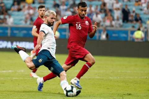 Argentina s Kun Aguero (L) vies for the ball with Qatar s Boualem Khoukhi during the Copa America 2019 Group B soccer match between Qatar and Argentina, at Arena do Gremio Stadium in Porto Alegre , Brazil, 23 June 2019. Qatar vs. Argentina !ACHTUNG: NUR REDAKTIONELLE NUTZUNG!  Copyright: xSebastiaoxMoreirax SCA15105 20190623-636969273080049890
