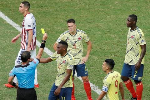 Referee Julio Bascunan (L) shows the yellow card to Colombia s John Lucumi, during the Copa America 2019 Group B soccer match between Colombia and Paraguay, at Arena Fonte Nova Stadium in Salvador, Brazil, 23 June 2019. Colombia vs. Paraguay !ACHTUNG: NUR REDAKTIONELLE NUTZUNG!  Copyright: xJoedsonxAlvesx SCA16170 20190623-636969298097404768
