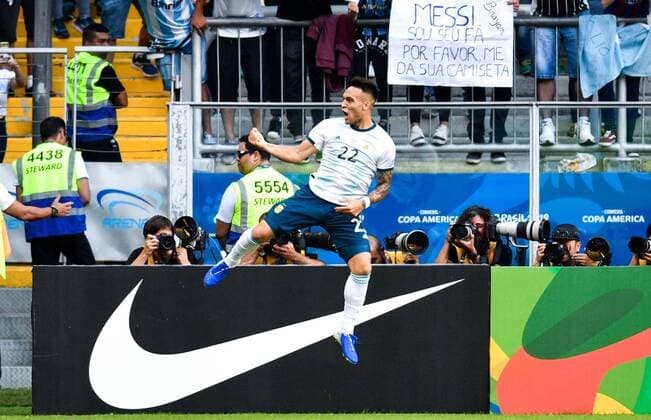 Sport Bilder des Tages (190624) -- PORTO ALEGRE, June 24, 2019 (Xinhua) -- Argentina s Lautaro Martinez celebrates after scoring a goal during the Group B match between Argentina and Qatar at the Copa America 2019, in Porto Alegre, Brazil, June 23, 2019. Argentina won 2-0. (Xinhua Xin Yuewei) (SP)BRAZIL-PORTO ALEGRE-SOCCER-COPA AMERICA 2019-ARGENTINA VS QATAR 