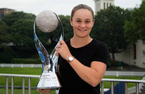June 24, 2019 - Birmingham, GREAT BRITAIN - Ashleigh Barty of Australia poses with the Chris Evert World No.1 trophy ahead of the 2019 Nature Valley International WTA, Tennis Damen Premier tennis tournament Nature Valley International 2019, Tennis, Eastbourne, Great Britain - June 24 - ZUMAa181 20190624_zaa_a181_011 Copyright: xAFP7x