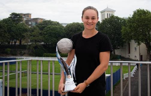 June 24, 2019 - Birmingham, GREAT BRITAIN - Ashleigh Barty of Australia poses with the Chris Evert World No.1 trophy ahead of the 2019 Nature Valley International WTA, Tennis Damen Premier tennis tournament Nature Valley International 2019, Tennis, Eastbourne, Great Britain - June 24 - ZUMAa181 20190624_zaa_a181_014 Copyright: xAFP7x