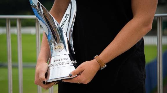 June 24, 2019 - Birmingham, GREAT BRITAIN - Ashleigh Barty of Australia poses with the Chris Evert World No.1 trophy ahead of the 2019 Nature Valley International WTA, Tennis Damen Premier tennis tournament Nature Valley International 2019, Tennis, Eastbourne, Great Britain - June 24 - ZUMAa181 20190624_zaa_a181_016 Copyright: xAFP7x