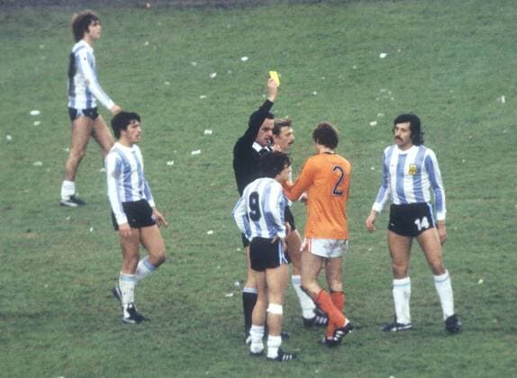 Fußball-Weltmeisterschaft 1978 in Argentinen. Finale: Argentinien - Niederlande 3:1 n.V. 25.06.1978 in Buenos Aires. Schiedsrichter Gonella zeigt Jan Poortvliet (NL 2) die gelbe Karte. Vorne 9=Rene Houseman. Re: 14= Leopoldo Luque (beide ARG). *** Football World Cup 1978 in Argentina Final Argentina Netherlands 3 1 n V 25 06 1978 in Buenos Aires Referee Gonella shows Jan Poortvliet NL 2 the yellow card front 9 Rene Houseman Re 14 Leopoldo Luque both ARG HM