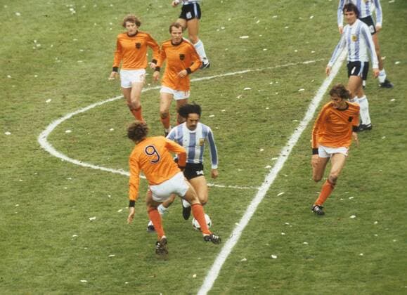 Fußball-Weltmeisterschaft 1978 in Argentinen. Finale: Argentinien - Niederlande 3:1 n.V. 25.06.1978 in Buenos Aires. Arie Haan (9 NL) und Leopoldo Luque (ARG) kämpfen um den Ball. Re: Jan Poortvliet. Hinten V.l: Wim Jansen und Willy van de Kerkhof (alle NL). Ganz rechts oben: Daniel Bertoni (ARG). *** Football World Cup 1978 in Argentina Final Argentina Netherlands 3 1 n V 25 06 1978 in Buenos Aires Arie Haan 9 NL and Leopoldo Luque ARG fight for the ball Re Jan Poortvliet Back V l Wim Jansen and Willy van de Kerkhof all NL Top right Daniel Bertoni ARG HM