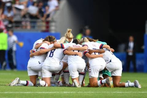USA Girls form a circle and kneel down, 24 06 2019, Reims France , Football, FIFA Womens World Cup 2019, Round of 16 Spain USA, FIFA REGULATIONS PROHIBIT ANY USE OF PHOTOGRAPHS AS IMAGE SEQUENCES AND OR QUASI VIDEO xmkx