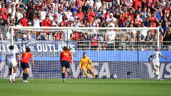 Sandra Panos Goalkeeper , Spain 13 expects the second penalty of the evening from Megan Rapinoe USA 15 , 24 06 2019, Reims France , Football, FIFA Womens World Cup 2019, Round of 16 Spain USA, FIFA REGULATIONS PROHIBIT ANY USE OF PHOTOGRAPHS AS IMAGE SEQUENCES AND OR QUASI VIDEO xmkx