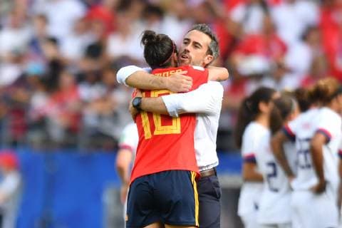 Jorge Vilda Coach , coach embraces his player Jennifer Hermoso Spain 10 , 24 06 2019, Reims France , Football, FIFA Womens World Cup 2019, Round of 16 Spain USA, FIFA REGULATIONS PROHIBIT ANY USE OF PHOTOGRAPHS AS IMAGE SEQUENCES AND OR QUASI VIDEO xmkx