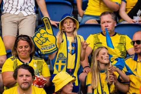 190624 fans of Sweden during the FIFA Womens World Cup round of sixteen match between Sweden and Canada on June 24, 2019 in Paris Photo Simon Hastegard Image Source Code SH 180086 bbeng football football soccer ladies women women france france world cup 2019 world championship fifa women world championship s world cup 2019 world cup attribute final knockout stage canada canada sweden sweden fan supporter platform audience,  Copyright: SIMONxHASTEGARD BB190624SH022