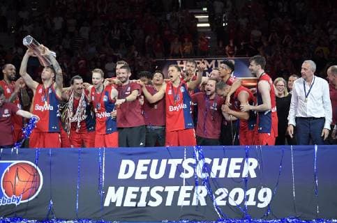 23 06 2019, xemx, Basketball BBL Playoff Final Match 3, FC Bayern Basketball Alba Berlin emspor, v l Final cheers, team, players, celebrate their victory and championship with Cup Stefan Jovic FC Bayern Basketball 16 with Cup DFL DFB REGULATIONS PROHIBIT ANY USE OF PHOTOGRAPHS as IMAGE SEQUENCES and or QUASI VIDEO Munich