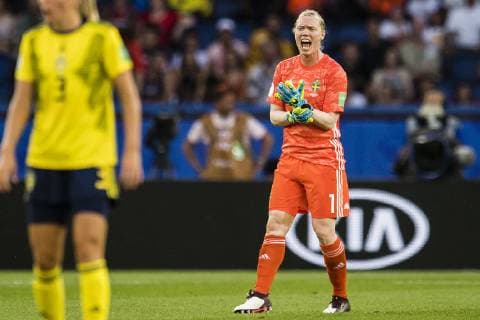 190624 goalkeeper Hedvig Lindahl of Sweden during the FIFA Womens World Cup round of sixteen match between Sweden and Canada on June 24, 2019 in Paris Photo Simon Hastegard Image Source Code SH 180086 bbeng soccer football soccer soccer dam women women france france world championships 2019 world championship world championship fifa womens world cup 2019 world cup attribute final knockout stage canada canada sweden sweden,  Copyright: SIMONxHASTEGARD BB190624SH047