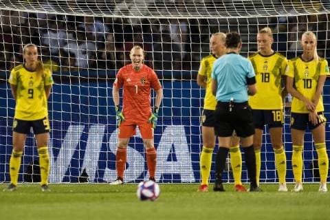 190624 goalkeeper Hedvig Lindahl of Sweden during the FIFA Womens World Cup round of sixteen match between Sweden and Canada on June 24, 2019 in Paris Photo Simon Hastegard Image Source Code SH 180086 bbeng soccer football soccer soccer dam women women france france world championships 2019 world championship world championship fifa womens world cup 2019 world cup attribute final knockout stage canada canada sweden sweden,  Copyright: SIMONxHASTEGARD BB190624SH064