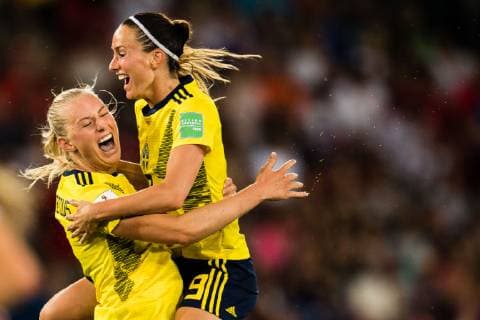 190624 Stina Blackstenius celebrates tighter with Kosovare Asllani of Sweden after scoring 1 0 during the FIFA WomenÂ s World Cup round of sixteen match between Sweden and Canada on June 24, 2019 in Paris Photo Simon Hastegard Bildbyran Kod SH 180086 bbeng fotboll football fotball soccer dam women kvinner frankrike france vm vm 2019 verdensmesterskap världsmästerskap fifa women s world cup 2019 world cup attondelsfinal knockout stage canada kanada sverige sweden jubel celebration,  Copyright: SIMONxHASTEGARD BB190624SH067
