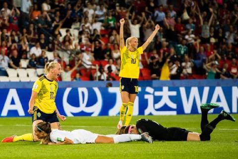 190624 Stina Blackstenius and Sofia Jakobsson of Sweden celebrates after scoring 1 0 during the FIFA WomenÂ s World Cup round of sixteen match between Sweden and Canada on June 24, 2019 in Paris Photo Simon Hastegard Bildbyran Kod SH 180086 bbeng fotboll football fotball soccer dam women kvinner frankrike france vm vm 2019 verdensmesterskap världsmästerskap fifa women s world cup 2019 world cup attondelsfinal knockout stage canada kanada sverige sweden jubel celebration,  Copyright: SIMONxHASTEGARD BB190624SH070