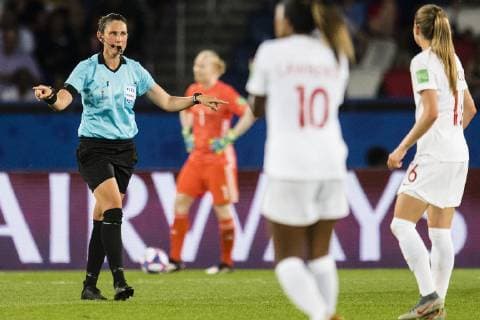 190624 Referee Kate Jacewicz shows VAR during the FIFA Womens World Cup round of sixteen match between Sweden and Canada on June 24, 2019 in Paris Photo Simon Hastegard Image Source Code SH 180086 bbeng soccer football soccer soccer dam women women france france world cup 2019 world championship world championship fifa womens world cup 2019 world cup attribute final knockout stage canada canada sweden sweden,  Copyright: SIMONxHASTEGARD BB190624SH078