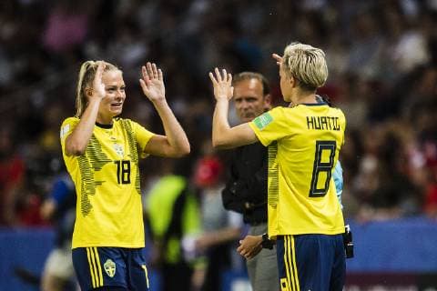 190624 Fridolina Rolfö of Sweden and Lina Hurtig of Sweden during the FIFA Women s World Cup round of sixteen match between Sweden and Canada on June 24, 2019 in Paris Photo Simon Hastegard Image Agency Code SH 180086 bbeng soccer football soccer soccer lady women women france france vm world cup 2019 world championship fifa women s world cup 2019 world cup attendance final knockout stage canada canada sweden,  Copyright: SIMONxHASTEGARD BB190624SH102