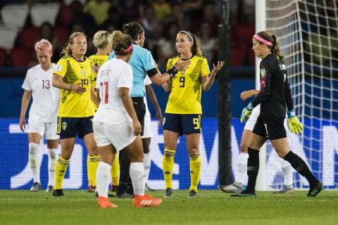 190624 Referee Kate Jacewicz and Kosovare Asllani of Sweden during the FIFA WomenÂ s World Cup round of sixteen match between Sweden and Canada on June 24, 2019 in Paris Photo Simon Hastegard Bildbyran Kod SH 180086 bbeng fotboll football fotball soccer dam women kvinner frankrike france vm vm 2019 verdensmesterskap världsmästerskap fifa women s world cup 2019 world cup attondelsfinal knockout stage canada kanada sverige sweden,  Copyright: SIMONxHASTEGARD BB190624SH109